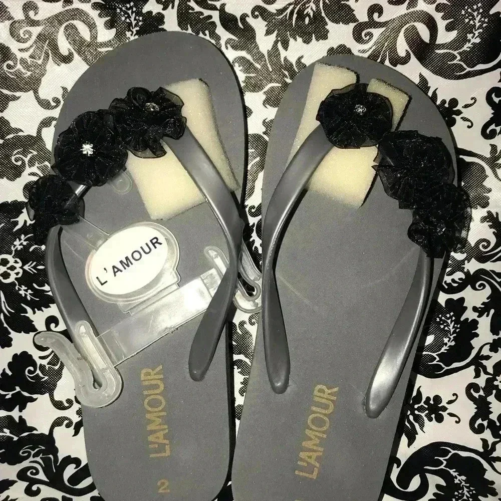 L’AMOUR FLIP FLOPS WITH ROSETTES NEW SZ 2